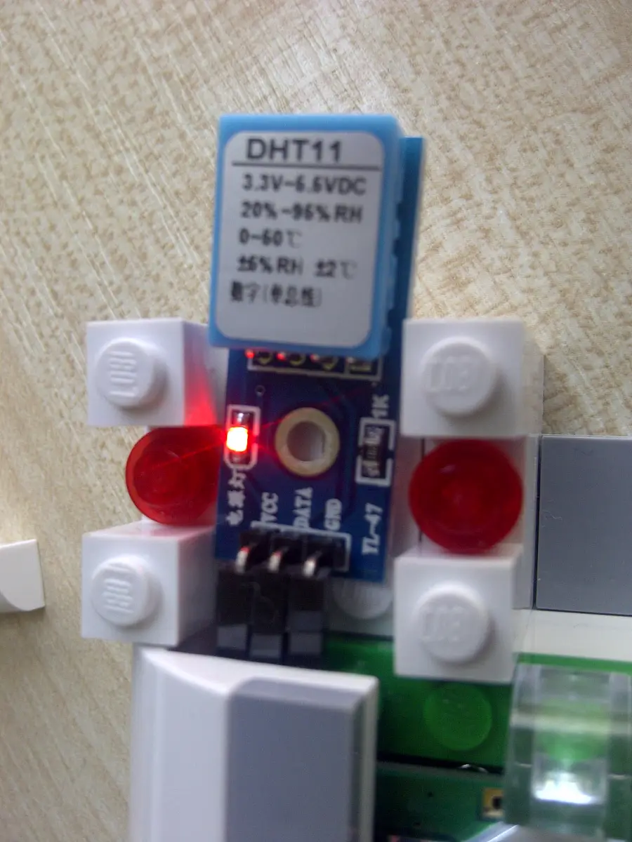A DHT11 temperature and humidity sensor module mounted on a small PCB